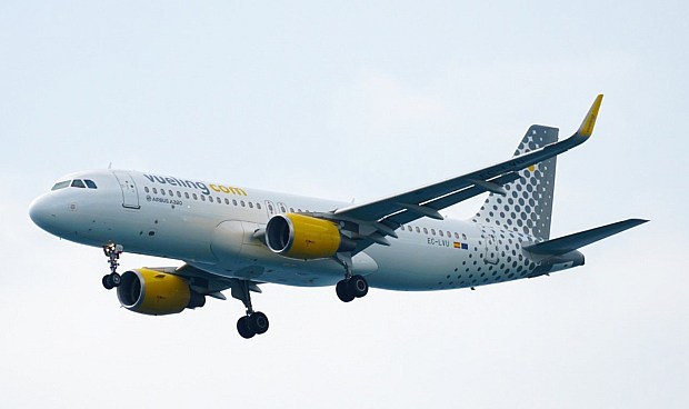 Una veintena de aerolíneas, entre ellas las españolas Volotea y Vueling, se han comprometido con la Comisión Europea y las autoridades nacionales de varios Estados miembro a retirar mensajes engañosos sobre la sostenibilidad de sus vuelos