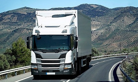 El Gobierno aprueba ayudas de hasta 3.000 euros por persona para el permiso de conducir de camiones y buses