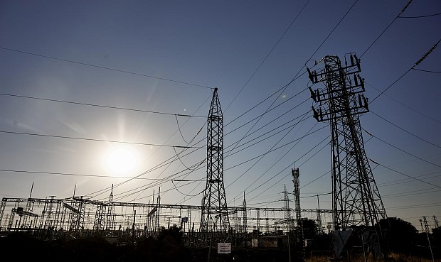 Asimismo, afirma que la atención internacional suscitada por el apagón ibérico brinda la oportunidad de revisar algunos elementos comunes de la seguridad y la resiliencia del suministro eléctrico a medida que evolucionan los sistemas de energía.