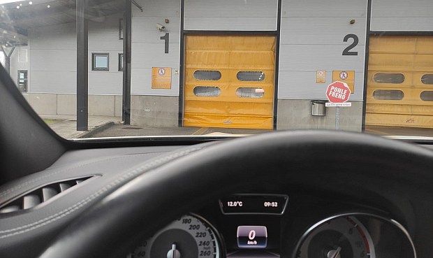 La OCU advierte, además, a los usuarios de que no hay que atrasarse en la cita, pues una ITV vencida conlleva una multa de 200 euros y, a la hora de elegir los precios, recuerda que no existe obligación de pasar la ITV en la misma comunidad autónoma donde está matriculado el coche.