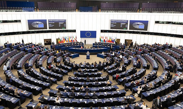 La posición, aprobada con 379 votos a favor, 248 en contra y 10 abstenciones, apoya fijar nuevos objetivos climáticos intermedios vinculantes para 2040 de reducción del 90% de emisiones, en un paso más para avanzar hacia la neutralidad climática de la UE en 2050.