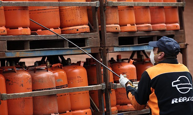 El precio máximo de venta al público de la bombona de butano bajará un 4% a partir de este martes con respecto al precio fijado en la última revisión, hasta los 15,46 euros, sumando su tercer descenso consecutivo