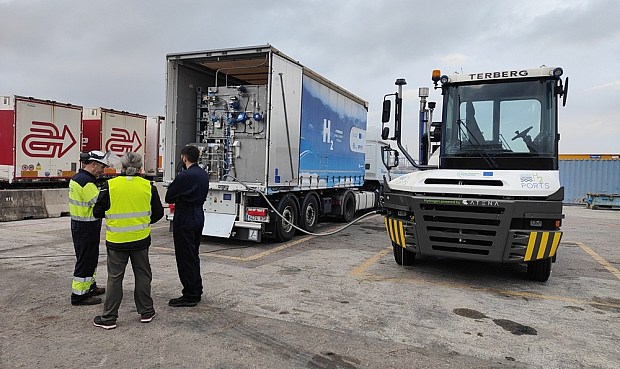 El recinto valenciano ha sido el primero y único del mundo en operar con una máquina apiladora de contenedores y un tractor de terminal que funcionan exclusivamente con hidrógeno