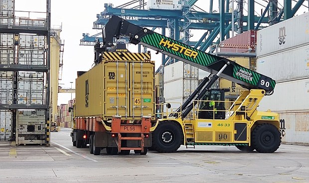 El recinto valenciano ha sido el primero y único del mundo en operar con una máquina apiladora de contenedores y un tractor de terminal que funcionan exclusivamente con hidrógeno