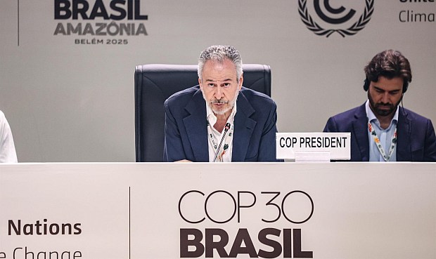 El acuerdo ha sido alcanzado tras una noche de intensas negociaciones cerradas a las 8.00 horas de este sábado en Belém. Incluye avances en adaptación, financiación y reglas de transparencia, pero deja para 2026 las decisiones que deberían de haberse tomado en la actual cita.