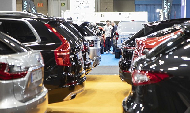 Los factores que más influyen en la decisión son el precio, que se sitúa como el factor de compra más determinante para el 33,3% de los jóvenes, seguido por la potencia del motor (14,9%) y el consumo del vehículo (10,3%)