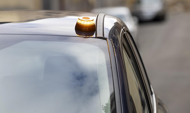 "No vale simplemente decir 'infórmate en la web de la DGT de cuáles son las balizas que valen a partir de enero'. La DGT tiene que actuar ante el uso de su logotipo de manera ilícita", ha aseverado el secretario general de Facua-Consumidores en Acción