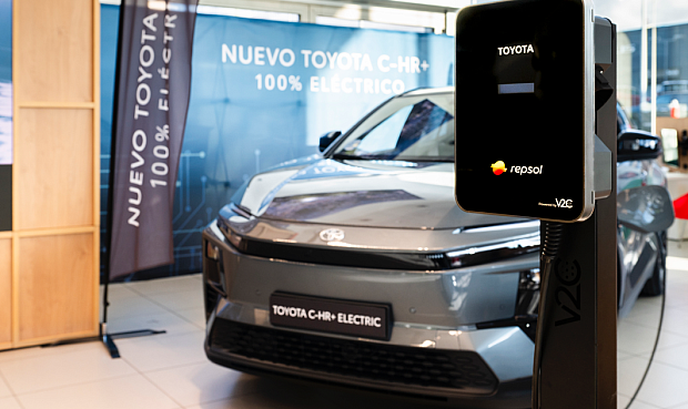 Repsol y Toyota España han firmado un acuerdo marco de colaboración con el objetivo de impulsar conjuntamente la descarbonización del transporte y promover soluciones energéticas sostenibles en el sector de la automoción. 