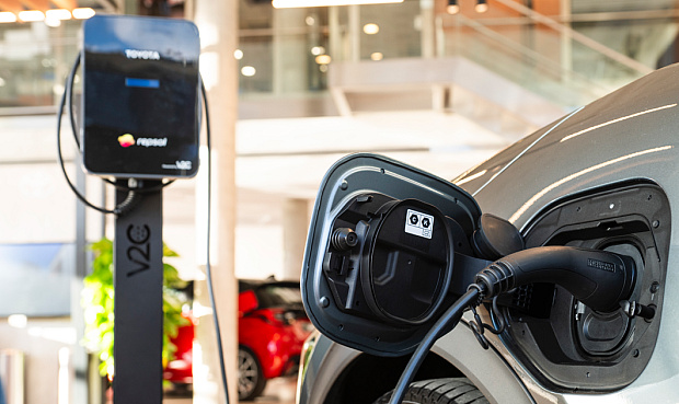 Repsol y Toyota España han firmado un acuerdo marco de colaboración con el objetivo de impulsar conjuntamente la descarbonización del transporte y promover soluciones energéticas sostenibles en el sector de la automoción. 