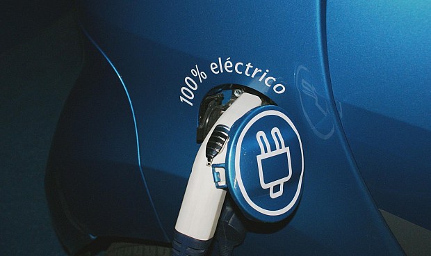 El interés por el coche 100% eléctrico registra un descenso notable en 2025, y solo el 8% de los españoles lo compraría, frente al 13% de 2024. 