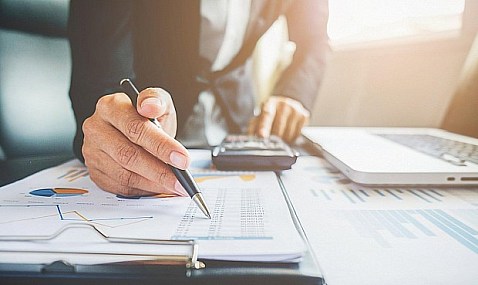 Pymes y autónomos afrontan nuevos retos fiscales en 2026, con Verifactu, más impuestos y control horario