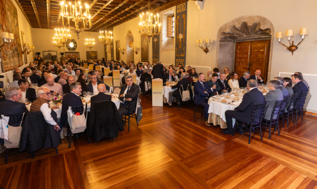 Santiago de Compostela acogió un año más la tradicional Fiesta de Santa Bárbara, organizada por la Federación Gallega de Estaciones de Servicio (FEGAES), que congregó a una amplia representación del sector en una jornada que destacó por su alta participación, su emotividad y su valor institucional.