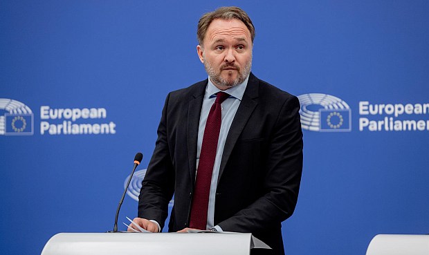 El comisario de Energ&iacute;a, Dan Jorgensen, ha celebrado este martes el "nunca m&aacute;s" que supone el acuerdo "hist&oacute;rico" para romper con todas las importaciones de gas ruso en 2027, asegurando que esto supone un paso clave para que la energ&iacute;a deje de instrumentalizarse contra la Uni&oacute;n Europea.