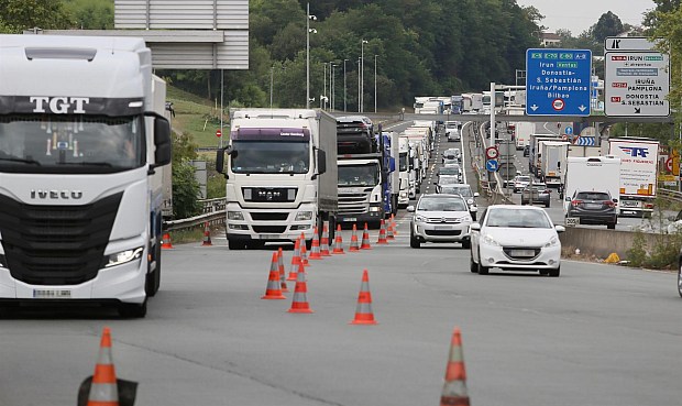 La organizaci&oacute;n lamenta que el ministro no haya hecho ninguna declaraci&oacute;n p&uacute;blica ni anunciado ninguna medida para "defender, apoyar y proteger" a los transportistas espa&ntilde;oles que est&aacute;n siendo directamente perjudicados por esas protestas.