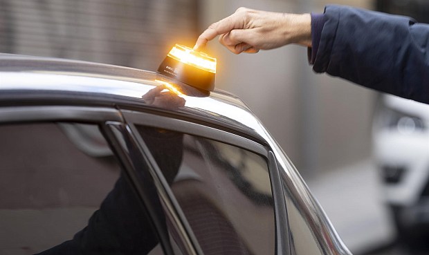 No llevar la baliza V-16 en el veh&iacute;culo o llevar una que no est&eacute; homologada acarrear&aacute; una sanci&oacute;n considerada leve de 80 euros, misma cantidad que la establecida para el que no llevara los tri&aacute;ngulos de prese&ntilde;alizaci&oacute;n.