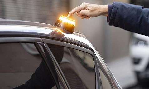 La baliza V-16 será obligatoria a partir del 1 de enero de 2026: Requisitos y cómo evitar multas de 80 euros