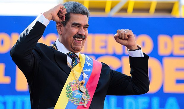 El precio del barril de petr&oacute;leo cotizaba este lunes, antes de la apertura de las Bolsas europeas, con descensos cercanos al 0,6%, en un contexto marcado por la reciente operaci&oacute;n militar en la que fuerzas de Estados Unidos capturaron al presidente de Venezuela, Nicol&aacute;s Maduro.