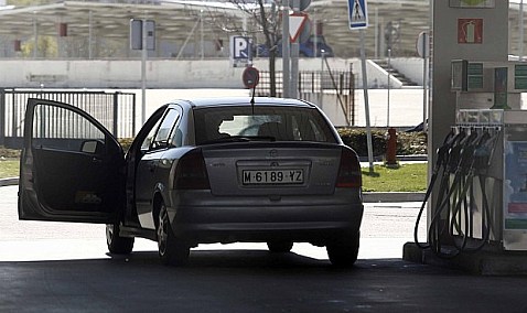 El consumo de combustibles de automoción se mantiene estable en noviembre, pero cae un 10% frente a octubre
