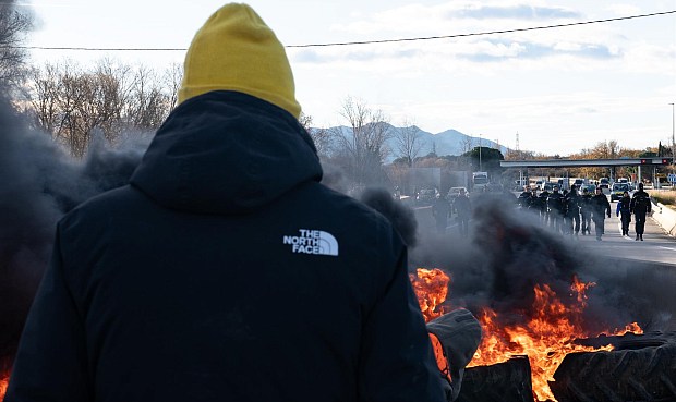 La CETM, principal patronal de transportistas del pa&iacute;s, ha advertido de que el sector se negar&aacute; a cargar los camiones con suministros si no se garantiza la circulaci&oacute;n ante los cortes de carreteras por las protestas de agricultores en Catalu&ntilde;a y Francia.
