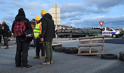 Transportistas hacen un llamamiento a los agricultores que cortan carreteras en Cataluña: "No podemos más"