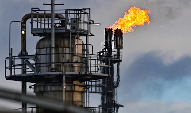 El precio del barril de petr&oacute;leo llegaba a bajar este lunes m&aacute;s de un 6% ante la expectativa de un enfriamiento de las tensiones entre Estados Unidos e Ir&aacute;n y la decisi&oacute;n de la OPEP+ de mantener estable el nivel de oferta