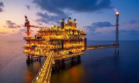 La AIE recorta su previsi&oacute;n de crecimiento de la demanda mundial de petr&oacute;leo