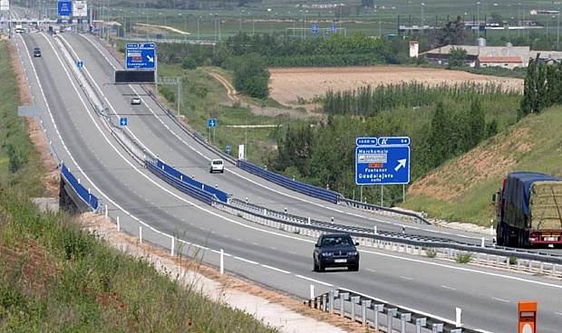 Hasta la fecha, el rescate de las nueve autopistas ya ha supuesto un pago por parte del Estado de 1.684 millones de euros, aunque se trata de un coste provisional, puesto que la mayor&iacute;a de las autopistas todav&iacute;a se encuentran en la fase de la segunda resoluci&oacute;n.