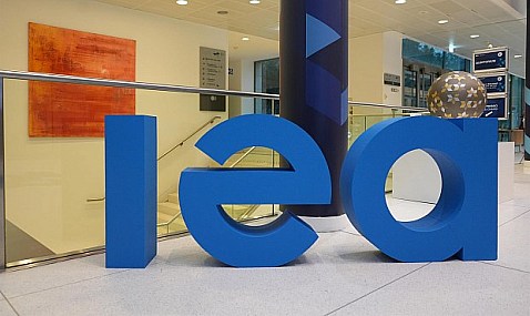 EEUU amenaza con abandonar la AIE si insiste en la defensa del clima