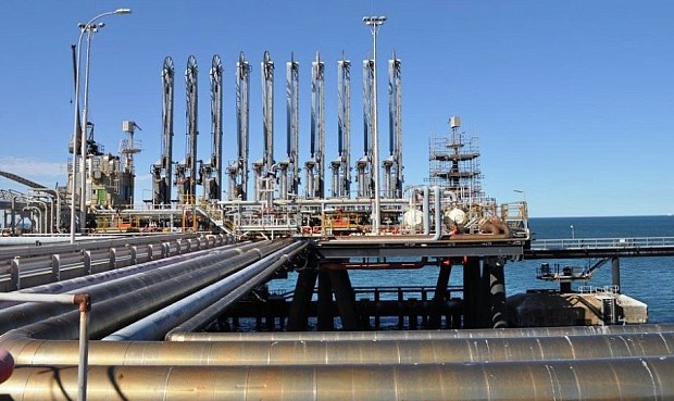 El precio del petr&oacute;leo se disparaba m&aacute;s de un 8% antes de la apertura de las Bolsas europeas tras el ataque lanzado este fin de semana por Estados Unidos e Israel sobre Ir&aacute;n y su impacto en el estrecho de Ormuz, por donde circula en torno a una quinta parte del petr&oacute;leo mundial.