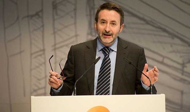 El consejero delegado de Repsol, Josu Jon Imaz, ha defendido la renovaci&oacute;n del parque automovil&iacute;stico en Espa&ntilde;a como v&iacute;a para descarbonizar el sector y tambi&eacute;n para mejorar la seguridad de las carreteras ante una media nacional que roza los 15 a&ntilde;os de edad.