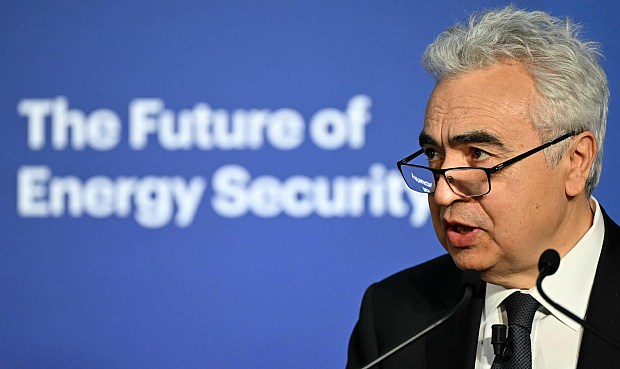 "Hay mucho petr&oacute;leo en el mercado" ha afirmado durante una visita a Bruselas, donde se ha reunido con la presidenta de la Comisi&oacute;n Europea, Ursula von der Leyen, y con el colegio de comisarios para analizar la evoluci&oacute;n de los mercados y los retos energ&eacute;ticos que afronta la UE.