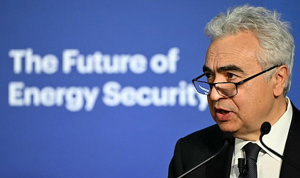 Una de las fuentes indic&oacute; que algunos funcionarios estadounidenses creen que ser&iacute;a apropiado la liberaci&oacute;n conjunta de entre 300 y 400 millones de barriles, entre el 25% y el 30% de los 1.200 millones de barriles de la reserva.