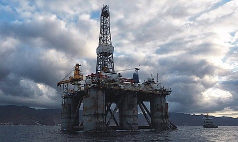 El petróleo baja casi un 30% desde máximos semanales en anticipación de la liberación de reservas de la AIE