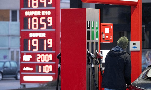 El presidente de Estados Unidos, Donald Trump, est&aacute; evaluando "opciones adicionales" para contener la escalada de los precios de los combustibles provocada por la guerra de Ir&aacute;n y el bloqueo del estrecho de Ormuz.