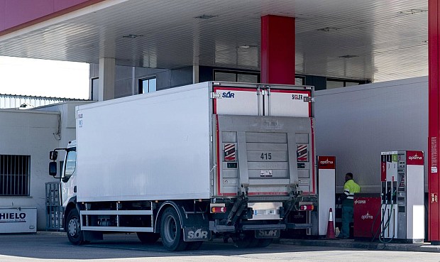 La patronal de transportistas explica en un comunicado que el precio del gas&oacute;leo se ha disparado m&aacute;s de un 30% en esta &uacute;ltima semana y media, alcanzando este martes 1,80 euros por litro, lo que supone pagar casi 30 c&eacute;ntimos m&aacute;s por litro que hace apenas dos semanas.