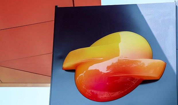 Repsol, a trav&eacute;s de la empresa conjunta Repsol Sinopec Brasil y en consorcio con TotalEnergies y Shell, ha comenzado a producir petr&oacute;leo en Lapa Suroeste, situada en la cuenca de Santos, aproximadamente a 300 kil&oacute;metros de la costa de Brasil.