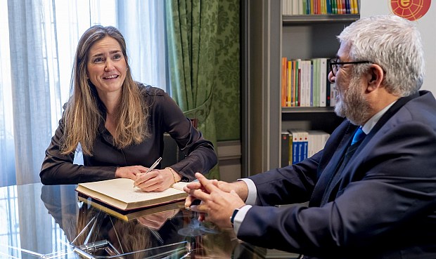 La Administraci&oacute;n de Donald Trump ha decidido levantar temporalmente las sanciones impuestas a la venta de crudo y otros productos petrol&iacute;feros rusos, con una concesi&oacute;n que durar&aacute; un mes.