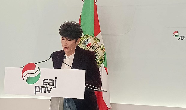 La portavoz en el Congreso, Maribel Vaquero, ha comparecido este lunes en la sede de Sabin Etxea en Bilbao para exponer las medidas presentadas al Gobierno central por la crisis en Oriente Medio y sus consecuencias socioecon&oacute;micas.