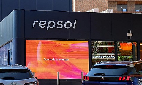 Repsol inicia las ofertas para carburante ante el conflicto por Irán y duplica descuentos hasta Semana Santa