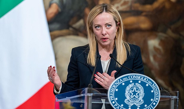 Se reducir&aacute; la tributaci&oacute;n del di&eacute;sel, la gasolina y el GLP durante un per&iacute;odo de veinte d&iacute;as a partir de este jueves, lo que supondr&aacute; una bajada de precio de 25 c&eacute;ntimos por litro para el di&eacute;sel y la gasolina, y de 12 c&eacute;ntimos por kilo para el GLP.