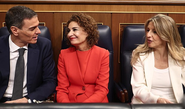 El Gobierno de coalici&oacute;n ha acordado reforzar la supervisi&oacute;n de los m&aacute;rgenes de estas empresas a trav&eacute;s de la Comisi&oacute;n Nacional de los Mercados y la Competencia (CNMC), as&iacute; como la habilitaci&oacute;n al Consejo de Ministros para establecer limitaciones a sus beneficios.