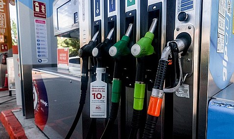La OCU ha manifestado este viernes que "aplaude" la rebaja del IVA del 21% al 10% en carburantes