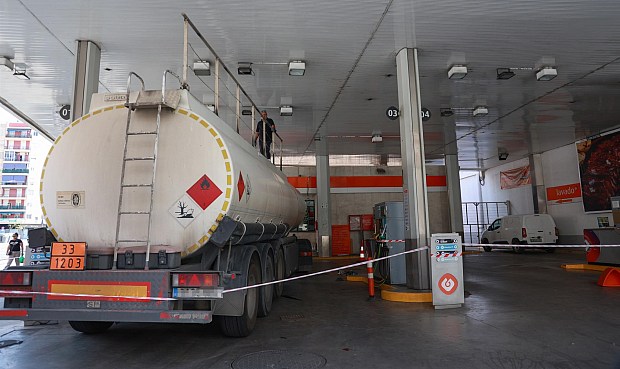 Los profesionales del transporte por carretera, agricultores, ganaderos y pescadores tendr&aacute;n un descuento de 20 c&eacute;ntimos por cada litro de combustible que reposten en sus veh&iacute;culos hasta el 30 de junio, incluyendo camiones, autobuses, ambulancias o furgonetas