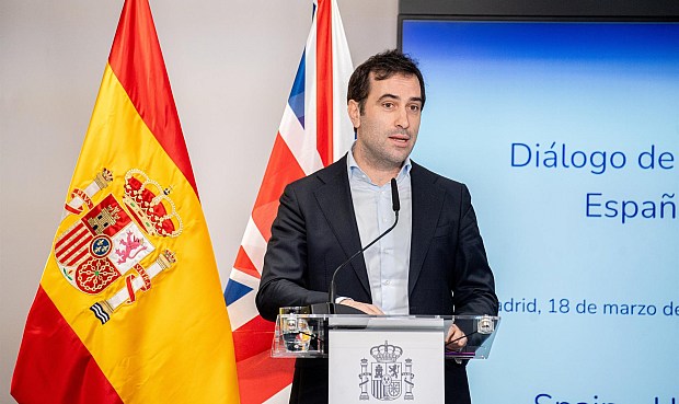 El titular de Econom&iacute;a comparte que los c&aacute;lculos, que depender&aacute;n del tipo de carburante, pueden llegar hasta los 25 o 30 c&eacute;ntimos por litro, lo que traducido a un dep&oacute;sito normal de un veh&iacute;culo utilitario ser&iacute;an unos 20 o 30 euros de ahorro.