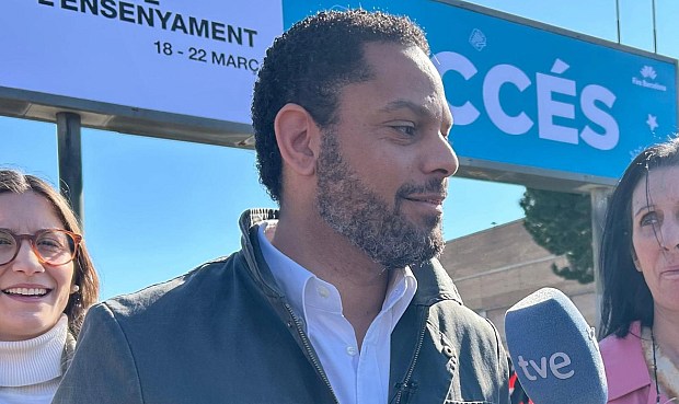 El secretario general de Vox, Ignacio Garriga, ha considerado que la bajada del IVA de los carburantes del 21% al 10% anunciada por el Gobierno es "insuficiente" y ha reclamado tambi&eacute;n bajar el impuesto de hidrocarburos.