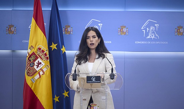 Mill&aacute;n ha aseverado que no vale con "bajar un poquito el IVA" para despu&eacute;s volver a subirlo y ha reprochado que el Gobierno se "aproveche" de la coyuntura y de las "desgracias internacionales" para "hacer caja".
