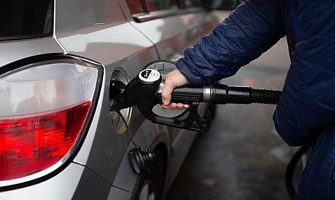 El IPC se dispara al 3,3% en marzo por los carburantes, pero la inflación subyacente aguanta en el 2,7%