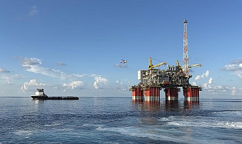 El petr&oacute;leo se dispara un 7% y vuelve a rebasar los 100 d&oacute;lares tras anunciar EEUU que bloquear&aacute; Ormuz