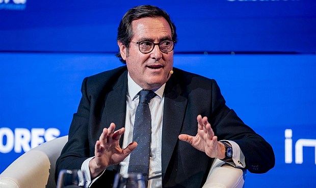 Garamendi ha afirmado durante su intervenci&oacute;n de una parte importante de que no lleguen los salarios a los trabajadores "es porque se los est&aacute; comiendo el Gobierno con los impuestos".