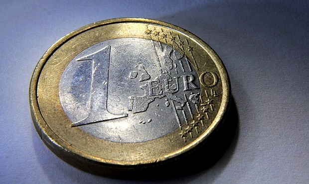 El euro ha recuperado este viernes los niveles previos al inicio de la guerra en Ir&aacute;n tras la plena reapertura del estrecho de Ormuz, ruta mar&iacute;tima por la que circula una quinta parte del petr&oacute;leo mundial.